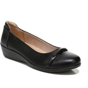 Women’s LifeStride Black flat shoes- Brand new in box
